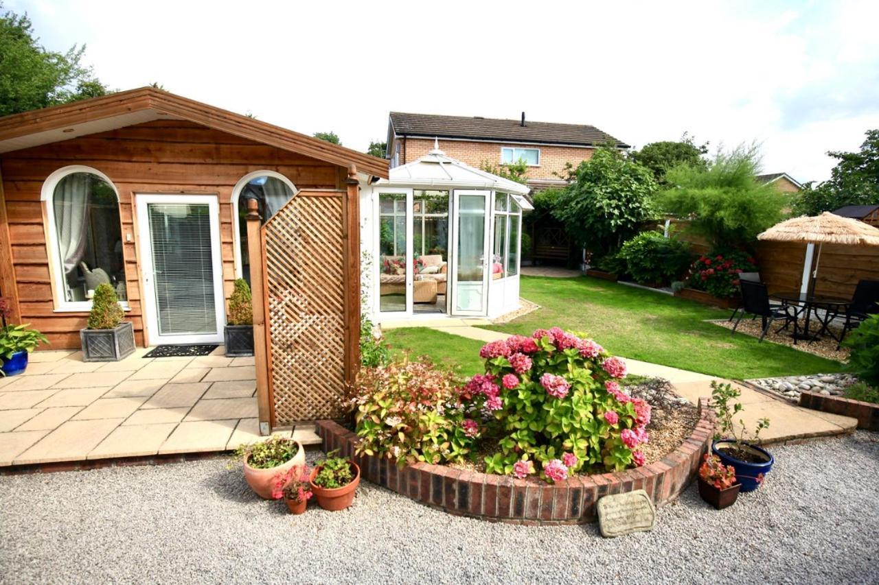 Formby Pinewood Studio Bed & Breakfast ภายนอก รูปภาพ