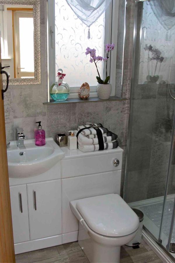 Formby Pinewood Studio Bed & Breakfast ภายนอก รูปภาพ