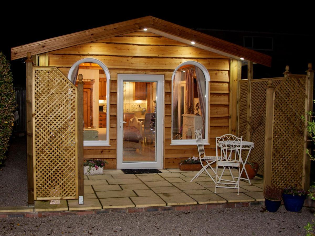 Formby Pinewood Studio Bed & Breakfast ภายนอก รูปภาพ