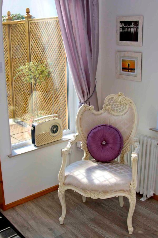 Formby Pinewood Studio Bed & Breakfast ภายนอก รูปภาพ