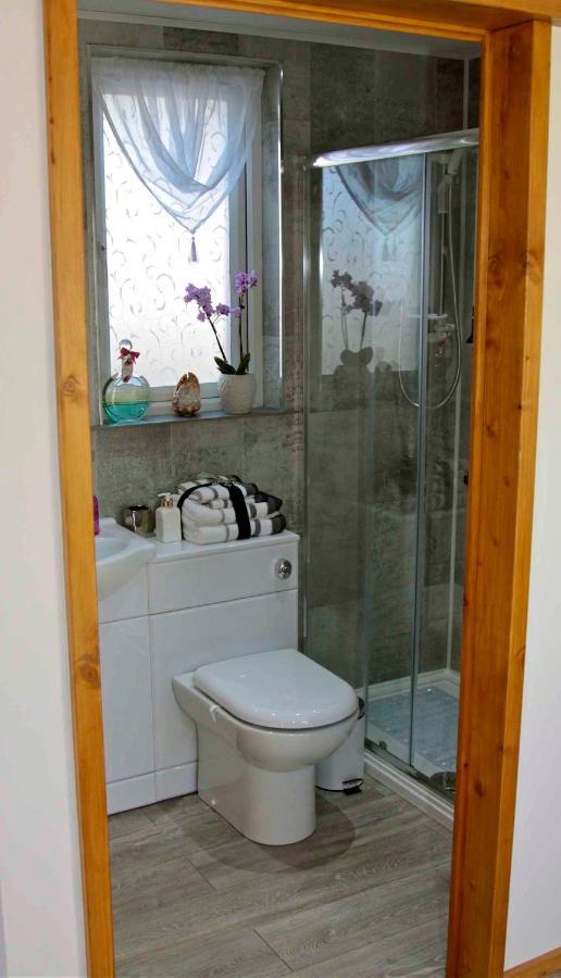 Formby Pinewood Studio Bed & Breakfast ภายนอก รูปภาพ