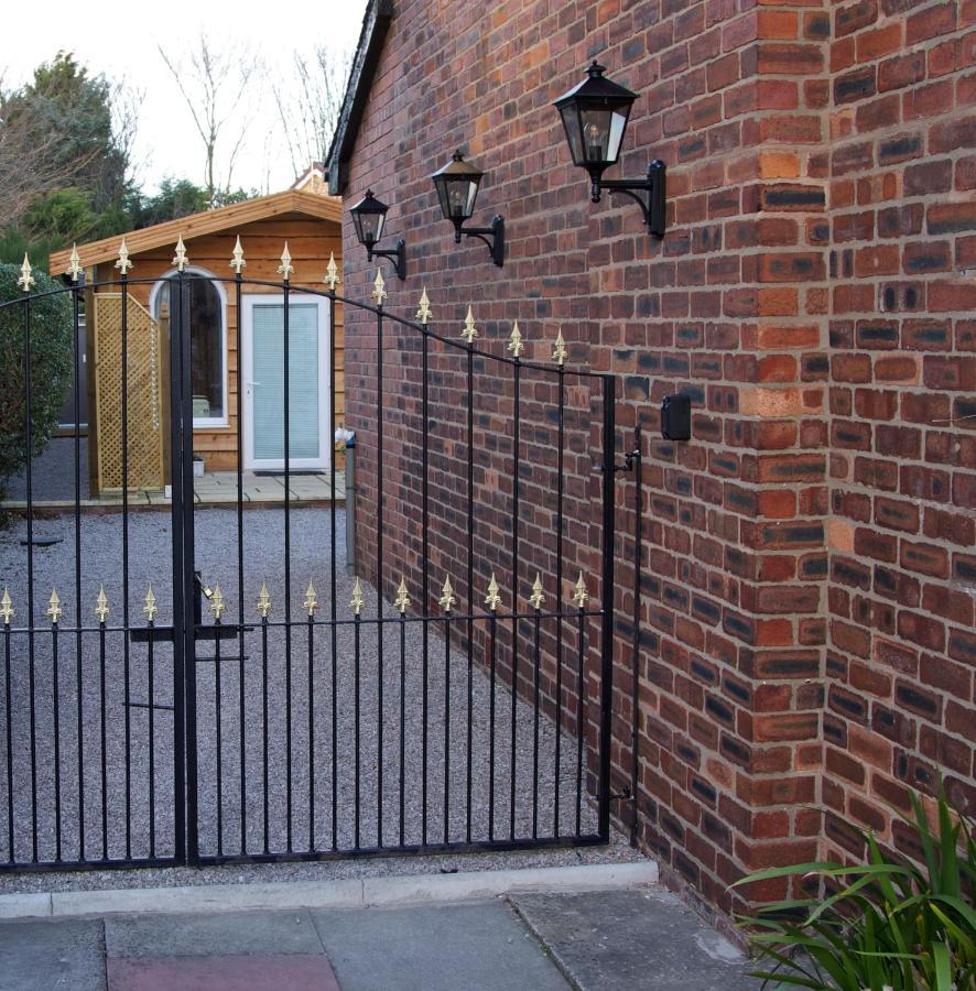 Formby Pinewood Studio Bed & Breakfast ภายนอก รูปภาพ