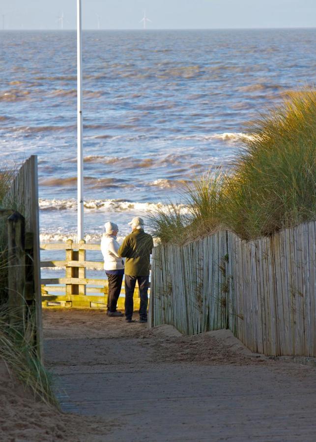 Formby Pinewood Studio Bed & Breakfast ภายนอก รูปภาพ